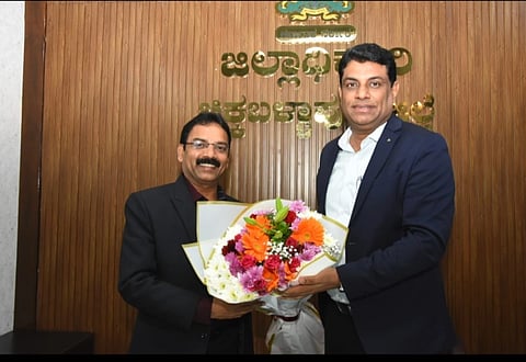 ಚಿಕ್ಕಬಳ್ಳಾಪುರ ಜಿಲ್ಲಾಡಳಿತ ಭವನದಲ್ಲಿ ನೂತನ ಜಿಲ್ಲಾಧಿಕಾರಿ ಜಿ.ಎನ್.ಪ್ರಭುಗೆ ವರ್ಗಾಯಿತ ಜಿಲ್ಲಾಧಿಕಾರಿ ಪಿ.ಎನ್.ರವೀಂದ್ರ ಅಧಿಕಾರ ಹಸ್ತಾಂತರಿಸಿದರು. 