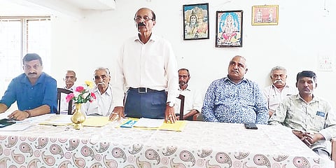  ನಾಪೋಕ್ಲು ಮಾಜಿ ಸೈನಿಕರ ಸಂಘದ ವಾರ್ಷಿಕ ಮಹಾಸಭೆಯ ಅಧ್ಯಕ್ಷತೆ ವಹಿಸಿದ ಸಂಘದ ಅಧ್ಯಕ್ಷ ಕೊಂಡಿರ ನಾಣಯ್ಯ ಮಹಾಸಭೆಯನ್ನು ಉದ್ದೇಶಿಸಿ ಮಾತನಾಡಿದರು.