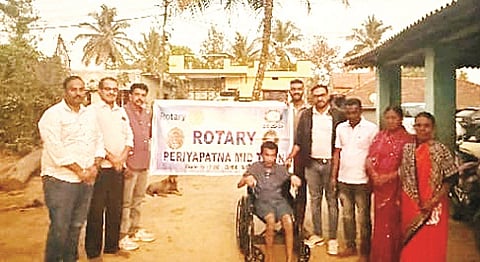 ಸುಂಕದಹಳ್ಳಿ ಗ್ರಾಮದ ಅಂಗವಿಕಲ ಸಾಧಿಕ್ ಅವರಿಗೆ ರೋಟರಿ ಮಿಡ್‌ಟೌನ್ ವತಿಯಿಂದ ತ್ರಿಚಕ್ರ ಸೈಕಲ್ ವಿತರಿಸಲಾಯಿತು. ತಿರುಮಲಾಪುರ ರಾಜೇಗೌಡ, ಜಿ.ಕೆ.ಜಗನ್, ಚೇತನ್, ಐಕೆಪಿ ಹೆಗಡೆ ಇದ್ದರು.