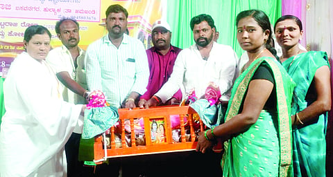 ಕಟಗೇರಿ ಗ್ರಾಮದಲ್ಲಿ ಮಲ್ಲಿಕಾರ್ಜುನ ಕಂಬಿ ಐದೇಶಿ ನಿಮಿತ್ತ ಹಮ್ಮಿಕೊಂಡ ಹೇಮರಡ್ಡಿ ಮಲ್ಲಮ್ಮಳ ಜೀವನ ಚರಿತ್ರೆ ಪ್ರವಚನ ಕಾರ್ಯಕ್ರಮದಲ್ಲಿ ಅಶ್ವಿನಿ ಜಿಯೋಜಿ ಅವರಿಗೆ ಹೇಮರಡ್ಡಿ ಮಲ್ಲಮ್ಮಳ ತೊಟ್ಟಿಲು ವಿತರಿಸಲಾಯಿತು. ಶ್ರೀದೇವಿ ಮಾತಾಜಿ, ಪಿ.ಎಲ್.ಪೂಜಾರಿ, ಗುರುಶಾಂತ ಕರಡಿಮಠ ಇತರರಿದ್ದರು.