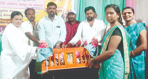 ಕಟಗೇರಿ ಗ್ರಾಮದಲ್ಲಿ ಮಲ್ಲಿಕಾರ್ಜುನ ಕಂಬಿ ಐದೇಶಿ ನಿಮಿತ್ತ ಹಮ್ಮಿಕೊಂಡ ಹೇಮರಡ್ಡಿ ಮಲ್ಲಮ್ಮಳ ಜೀವನ ಚರಿತ್ರೆ ಪ್ರವಚನ ಕಾರ್ಯಕ್ರಮದಲ್ಲಿ ಅಶ್ವಿನಿ ಜಿಯೋಜಿ ಅವರಿಗೆ ಹೇಮರಡ್ಡಿ ಮಲ್ಲಮ್ಮಳ ತೊಟ್ಟಿಲು ವಿತರಿಸಲಾಯಿತು. ಶ್ರೀದೇವಿ ಮಾತಾಜಿ, ಪಿ.ಎಲ್.ಪೂಜಾರಿ, ಗುರುಶಾಂತ ಕರಡಿಮಠ ಇತರರಿದ್ದರು.
