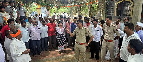 ಚಮಕೇರಿ ಗ್ರಾಮದಲ್ಲಿ ಹನುಮ ದೇವಸ್ಥಾನದಲ್ಲಿ ಕಳವು ನಡೆದಿರುವದನ್ನು ಪಿಎಸ್‌ಐ ಚಂದ್ರಶೇಖರ ಸಾಗನೂರ ಪರಿಶೀಲಿಸಿ ಗ್ರಾಮಸ್ಥರು ಹಾಗೂ ದೇವಸ್ಥಾನ ಕಮಿಟಿಯವರೊಂದಿಗೆ ಸಭೆ ನಡೆಸಿದರು. ಆರ್ೀ, ಅರ್ಜುನ ಬಾಡಗಿ ಇತರರಿದ್ದರು.