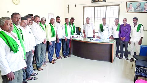 ಚಿಕ್ಕೋಡಿ ಮಾರುಕಟ್ಟೆಯಲ್ಲಿ ರೈತರಿಂದ ಹಣ ವಸೂಲಿ ಮಾಡುತ್ತಿರುವುದನ್ನು ಖಂಡಿಸಿ ರೈತಸಂಘ, ಹಸಿರುಸೇನೆ ಪದಾಧಿಕಾರಿಗಳು ಶುಕ್ರವಾರ ಪುರಸಭೆ ಮುಖ್ಯಾಧಿಕಾರಿ ಜಗದೀಶ ಈಟಿ ಅವರನ್ನು ಭೇಟಿಯಾಗಿ ಸಮಸ್ಯೆ ನಿವಾರಿಸುವಂತೆ ಮನವಿ ಮಾಡಿದರು. ಲಕ್ಷ್ಮಣ ಶಿರಡೋಣಿ, ಪಿಂಟು ದಿನ್ನಿಮನಿ, ಬಸವಂತ ಮಾಂಜರೆ ಇತರರಿದ್ದರು.