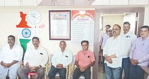 ಕೇರೂರ ಗ್ರಾಮದ ಅಪ್ಪಯ್ಯಗೌಡ ಪಾಟೀಲ ವಿವಿಧೋದ್ದೇಶಗಳ ಪ್ರಾಥಮಿಕ ಕೃಷಿ ಸಹಕಾರ ಸಂಘದದ ಚೆಕ್ ವಿತರಣೆ ಕಾರ್ಯಕ್ರಮದಲ್ಲಿ ಮಲ್ಲಿಕಾರ್ಜುನ ಪಾಟೀಲ ಮಾತನಾಡಿದರು. ವೀರೇಂದ್ರ ಪಾಟೀಲ, ಮಲ್ಲಪ್ಪ ಬಾಗಿ, ಬಿ.ಡಿ.ಪಾಟೀಲ ಇತರರಿದ್ದರು.