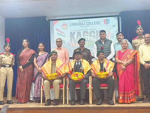 ಲಿಂಗರಾಜ ಕಾಲೇಜಿನಲ್ಲಿ ಎನ್​ಸಿಸಿ ಟಕದಿಂದ ಆಯೋಜಿಸಲಾಗಿದ್ದ ಕಾರ್ಗಿಲ್​ ವಿಜಯ ದಿವಸ್​ ಸಮಾರಂಭದಲ್ಲಿ ನಿವೃತ್ತ ಕ್ಯಾಫ್ಟನ್​ ಚಂಗಪ್ಪ ಪಾಟೀಲ, ಸುಬೇದಾರ್​ ಮೇಜರ್​ ಕಲ್ಲಪ್ಪ ಪಾಟೀಲ, ಎನ್​ಸಿಸಿ ತರಬೇತುದಾರ ಅರ್ಜುನ ಶಂಭುಚೆ ಅವರನ್ನು ಸನ್ಮಾನಿಸಲಾಯಿತು. ಡಾ.ಮಹೇಶ ಗುರನಗೌಡರ, ಗಿರಿಜಾ ಹಿರೇಮಠ ಇತರರಿದ್ದರು.