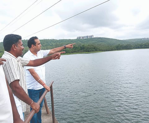 ಪಟ್ಟಣಕುಡಿ ಗ್ರಾಮದ ಹೊರವಲಯದಲ್ಲಿರುವ ಕೆರೆಗೆ ಶಾಸಕ ಗಣೇಶ ಹುಕ್ಕೇರಿ ಭೇಟಿ ನೀಡಿ ಪರಿಶೀಲಿಸಿದರು. ವಿನೋದ ಕಾಗೆ ಇದ್ದರು.