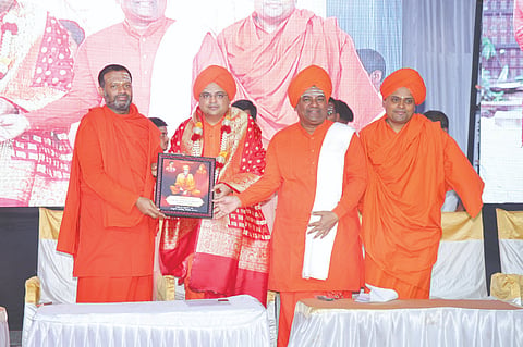 ತುಬಚಿಯಲ್ಲಿ ಹಮ್ಮಿಕೊಂಡಿದ್ದ ಶರಣರ ಜೀವನ ದರ್ಶನ ಪ್ರವಚನ ಕಾರ್ಯಕ್ರಮದಲ್ಲಿ ಡಾ.ಅಲ್ಲಮಪ್ರಭು ಸ್ವಾಮೀಜಿ ಅವರನ್ನು ಶಿವಬಸವ ಸ್ವಾಮೀಜಿ ಸನ್ಮಾನಿಸಿದರು. ಶಾಂತವೀರ ಸ್ವಾಮೀಜಿ ಇತರರಿದ್ದರು.