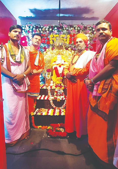 ಅಥಣಿಯ ಸಾಯಿಮಂದಿರದಲ್ಲಿ ಹಮ್ಮಿಕೊಂಡಿದ್ದ ಜಾತ್ರಾ ಮಹೋತ್ಸವದಲ್ಲಿ ಶೆಟ್ಟರಮಠದ ಮರುಳಸಿದ್ಧ ಸ್ವಾಮೀಜಿ, ಶಾಂತವೀರಯ್ಯ ಹಿರೇಮಠ ಇತರರಿದ್ದರು.