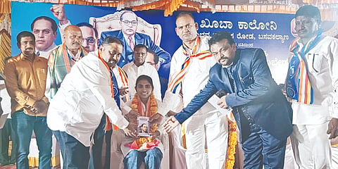  ಬಸವಕಲ್ಯಾಣದ ಖೂಬಾ ಕಾಲನಿಯಲ್ಲಿ ಭಾನುವಾರ ಸಂಜೆ ಆಯೋಜಿಸಿದ್ದ ಡಾ.ಬಾಬಾಸಾಹೇಬ ಅಂಬೇಡ್ಕರ್​ ಅವರ 135ನೇ ಜಯಂತ್ಯುತ್ಸವದಲ್ಲಿ ಪ್ರತಿಭಾವಂತ ವಿದ್ಯಾರ್ಥಿಗಳನ್ನು ಸನ್ಮಾನಿಸಲಾಯಿತು. ಮಾಜಿ ಶಾಸಕ ಮಲ್ಲಿಕಾರ್ಜುನ ಖೂಬಾ, ಭೀಮಶಾ ಫುಲೆ, ಸೂರ್ಯಕಾಂತ ಗಾಯಕವಾಡ, ಕಾಶಿನಾಥ ಕಾಟೆ, ಅಂಕುಶ ಮೈಸೆ, ರೋಹಿದಾಸ ಮಾಲೆ, ತುಕರಾಮ ಕಾಂಬಳೆ ಇತರರಿದ್ದರು.
