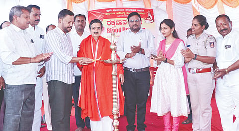ಹಾರಕೂಡದಲ್ಲಿ ಗುರುವಾರ ಆಯೋಜಿಸಿದ ರಕ್ತದಾನ ಶಿಬಿರವನ್ನು ಶ್ರೀ ಡಾ.ಚನ್ನವಿರ ಶಿವಾಚಾರ್ಯರು ಉದ್ಘಾಟಿಸಿದರು. ಮಾಜಿ ಎಂಎಲ್ಸಿ ವಿಜಯಸಿಂಗ್​, ಸಿದ್ರಾಮಪ್ಪ ಗುದಗೆ, ಡಾ. ಶೃತಿ ಮಲ್ಲಣಗೌಡರು, ಪಿಎಸ್​ಐ ಸುವರ್ಣ ಮಲಶೆಟ್ಟಿ, ಪಿಡಿಒ ಯೋಗೇಶ ಹಿರೇಮಠ ಇತರರಿದ್ದರು. 