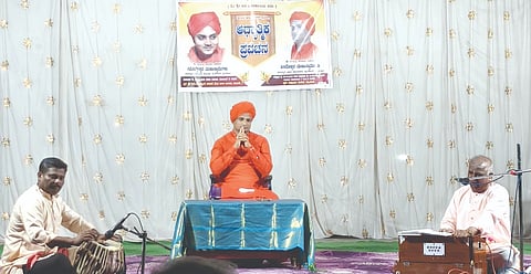 ಬೆಟಗೇರಿಯಲ್ಲಿ ಏರ್ಪಡಿಸಿದ್ದ ಪ್ರವಚನದಲ್ಲಿ ಅಭಿನವ ಬೂದೀಶ್ವರ ಸ್ವಾಮೀಜಿ ಆಶೀರ್ವಚನ ನೀಡಿದರು. 