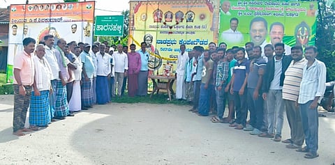  ಬೆಟ್ಟದಪುರ ಸಮೀಪದ ಹಾರನಹಳ್ಳಿ ಗ್ರಾಮದಲ್ಲಿ ನಾಡಪ್ರಭು ಕೆಂಪೇಗೌಡ ಒಕ್ಕಲಿಗರ ಸೇವಾ ಸಮಿತಿಯವತಿಯಿಂದ ನಾಡಪ್ರಭು ಕೆಂಪೇಗೌಡ ಜಯಂತಿಯನ್ನು ಸಂಭ್ರಮದಿಂದ ಆಚರಿಸಲಾಯಿತು.