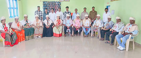 ಬೆಟ್ಟದಪುರ ಸಮೀಪದ ಕಣಗಾಲು ಗ್ರಾಮ ಪಂಚಾಯಿತಿ ಕಚೇರಿಯಲ್ಲಿ ಆಯೋಜಿಸಿದ ಆಡಳಿತ ಮಂಡಳಿಗೆ ಅಭಿನಂದನಾ ಸಮಾರಂಭದಲ್ಲಿ ಸದಸ್ಯರಿಗೆ ಸನ್ಮಾನಿಸಲಾಯಿತು. ಅಂಬಿಕಾ ಶ್ರೀಧರ್, ಮಣಿಮಹದೇವ್, ಡಿ.ಕೆ.ನಟೇಶ್ ಇತರರು ಇದ್ದರು.
