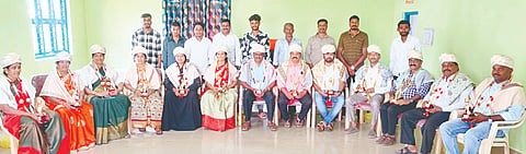  ಬೆಟ್ಟದಪುರ ಸಮೀಪದ ಕಣಗಾಲು ಗ್ರಾಮ ಪಂಚಾಯಿತಿ ಕಚೇರಿಯಲ್ಲಿ ಆಯೋಜಿಸಿದ ಆಡಳಿತ ಮಂಡಳಿಗೆ ಅಭಿನಂದನಾ ಸಮಾರಂಭದಲ್ಲಿ ಸದಸ್ಯರಿಗೆ ಸನ್ಮಾನಿಸಲಾಯಿತು. ಅಂಬಿಕಾ ಶ್ರೀಧರ್, ಮಣಿಮಹದೇವ್, ಡಿ.ಕೆ.ನಟೇಶ್ ಇತರರು ಇದ್ದರು.