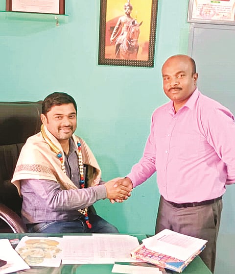  ಕಣಗಾಲು ಗ್ರಾಮ ಪಂಚಾಯಿತಿ ಆಡಳಿತಾಧಿಕಾರಿಯಾಗಿ ಅಧಿಕಾರವಹಿಸಿಕೊಂಡ ಹಾರಂಗಿ ಇಲಾಖೆ ಎಇಇ ಗೋಕುಲ್ ಕುಡುವ ಅವರಿಗೆ ಪಿಡಿಒ ಕೆ.ಗಣೇಶ್ ಅಭಿನಂದನೆ ಸಲ್ಲಿಸಿದರು.