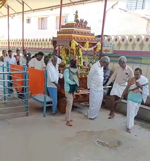 ನೂತನ ಕಿರು ರಥದ ಮೇಲೆ ಸ್ವಾಮಿಯ ಉತ್ಸವ ಮೂರ್ತಿಗಳನ್ನು ಪ್ರತಿಸ್ಥಾಪಿಸಿರುವುದು. 