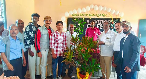 ಬೆಟ್ಟದಪುರದ ಅನಿಕೇತನ ಪದವಿ ಪೂರ್ವ ಕಾಲೇಜಿನಲ್ಲಿ ಆಯೋಜಿಸಿದ್ದ ಕಾರ್ಯಕ್ರಮವನ್ನು ಗಣ್ಯರು ಉದ್ಘಾಟಿಸಿದರು. ಆರ್.ಎಸ್.ದೊಡ್ಡಣ್ಣ, ಗಣೇಶ್, ಮಣಜೂರು ಮಂಜುನಾಥ್, ಕುಮಾರ್, ಅಪ್ಪಣ್ಣ, ಡಾ.ಜೆ.ಸೋಮಣ್ಣ ಇದ್ದರು.
