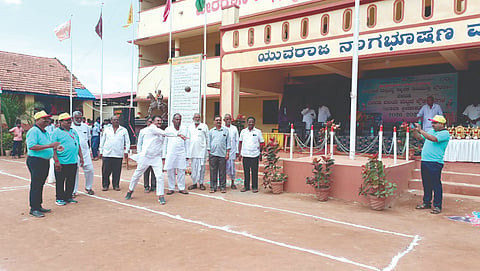 ಮಲ್ಲಮ್ಮನ ಬೆಳವಡಿ ಗ್ರಾಮದಲ್ಲಿ ಹಮ್ಮಿಕೊಂಡಿದ್ದ ಬೆಳವಡಿ ವಲಯ ಮಟ್ಟದ ಪ್ರೌಢಶಾಲೆಗಳ ಕ್ರೀಡಾಕೂಟವನ್ನು ಡಾ.ವಿಶ್ವನಾಥ ಪಾಟೀಲ ಉದ್ಘಾಟಿಸಿದರು. ರುದ್ರಯ್ಯ ರೊಟಯ್ಯನವರಮಠ, ಗೌಡಪ್ಪ ಸಾಲಹಳ್ಳಿ, ಮಡಿವಾಳಪ್ಪ ಕಾಡೇಶನವರ ಇತರರಿದ್ದರು.