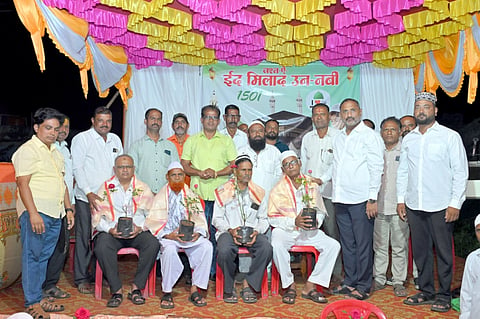 ಬೋರಗಾಂವದಲ್ಲಿ ಈದ್ ಮಿಲಾದ್ ಆಚರಣೆಯಲ್ಲಿ ಸಮಾಜ ಸೇವಕರನ್ನು ಯುವ ಮುಖಂಡ ಉತ್ತಮ ಪಾಟೀಲ ಸನ್ಮಾನಿಸಿದರು. ಪರ್ವೇಜ್ ಅಪರಾಜ್, ಮಾಣಿಕ ಕುಂಬಾರ, ಅಭಯಕುಮಾರ ಮಗದುಮ್ಮ ಇತರರಿದ್ದರು.