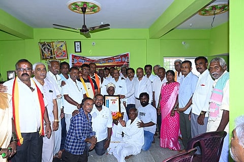 ದೊಡ್ಡಬಳ್ಳಾಪುರದ ಕಲಾವಿದರ ಸಂಘದಲ್ಲಿ ಹಮ್ಮಿಕೊಂಡಿದ್ದ ಕಾರ್ಯಕ್ರಮದಲ್ಲಿ ಸಂಗೀತ ಅಕಾಡೆಮಿ ಪ್ರಶಸ್ತಿ ಪುರಸತ ಹಿರಿಯ ಡೋಲು ಕಲಾವಿದ ಎಂ.ವೆಂಕಟರಾಜು ಅವರನ್ನು ಸನ್ಮಾನಿಸಲಾಯಿತು. ತಾಲೂಕು ಕಲಾವಿದರ ಸಂಘದ ಅಧ್ಯಕ್ಷ ಎನ್​.ರಾಮಾಂಜಿನಪ್ಪ, ಗೌರವ ಅಧ್ಯಕ್ಷ ಎನ್​.ರಾಮಮೂರ್ತಿ, ಪ್ರಧಾನ ಕಾರ್ಯದರ್ಶಿ ಬಿ.ಚಂದ್ರಶೇಖರ್​, ಖಜಾಂಚಿ ಮುನಿಪಾಪಯ್ಯ, ಸಹ ಕಾರ್ಯದರ್ಶಿ ಎ.ಮಂಜುನಾಥ್​, ಹಿರಿಯ ರಂಗ ಕಲಾವಿದ ಶಿವರಾಜ್​, ಸಲಹಾ ಸಮಿತಿ ಸದಸ್ಯ ಎನ್​.ವೆಂಕಟೇಶ್​ ಇದ್ದರು.