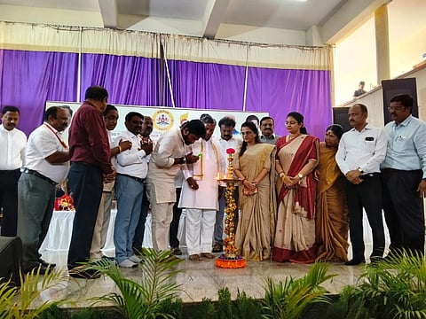 ದೊಡ್ಡಬಳ್ಳಾಪುರ ಪ್ರಥಮ ದರ್ಜೆ ಕಾಲೇಜಿನಲ್ಲಿ ಹಮ್ಮಿಕೊಂಡಿದ್ದ ಉದ್ಯೋಗ ಮೇಳವನ್ನು ಸಚಿವ ಕೆ.ಎಚ್​.ಮುನಿಯಪ್ಪ ಉದ್ಘಾಟಿಸಿದರು. ಶಾಸಕ ಧೀರಜ್​ ಮುನಿರಾಜು, ಜಿಲ್ಲಾಧಿಕಾರಿ ಡಾ.ಕೆ.ಎನ್​ ಅನುರಾಧಾ, ಎ.ಸಿ.ದುರ್ಗಾ ಶ್ರೀ, ಡಿವೈಎಸ್ಪಿ ಪಾಂಡುರಂಗ, ಪ್ರಾಂಶುಪಾಲ ಸದಾಶಿವ ರಾಮಚಂದ್ರಗೌಡ, ತಹಸೀಲ್ದಾರ್​ ಮಲ್ಲಪ್ಪ ಯರಗೋಳ, ಕೈಗಾರಿಕಾ ಇಲಾಖೆ ಜಂಟಿ ಅಧಿಕಾರಿ ನರೇಂದ್ರ ಬಾಬು, ಮಹೇಶ್​ ಕುಮಾರ್​, ಜಿಲ್ಲಾ ಕೌಶಲಾಭಿವೃದ್ಧಿ ಅಧಿಕಾರಿ ಜಗನ್ನಾಥ, ಮುಖಂಡ ಮುನಿಕೃಷ್ಣಪ್ಪ ಇತರರು ಇದ್ದರು.