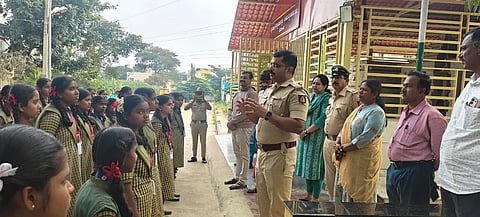 ದೊಡ್ಡಬಳ್ಳಾಪುರದ ಮಹಿಳಾ ಠಾಣೆಯಲ್ಲಿ ಹಮ್ಮಿಕೊಂಡಿದ್ದ ತೆರೆದ ಮನೆ ಕಾರ್ಯಕ್ರಮದಡಿ ವಿದ್ಯಾರ್ಥಿಗಳಿಗೆ ಇನ್​ಸ್ಪೆಕ್ಟರ್​ ನವೀನ್​ ಕುಮಾರ್​ ಮಾಹಿತಿ ನೀಡಿದರು. ಪಿಎಸ್​ಐ ಪಂಕಜಾ, ಶುಭಾ, ಶಾಲೆಯ ಶಿಕ್ಷಕ ಸ್ವಾಮಿ ಇದ್ದರು.
