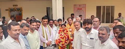 ದೊಡ್ಡಬಳ್ಳಾಪುರದ ನಗರಸಭೆ ಕಾರ್ಯಾಲಯದಲ್ಲಿ ನೂತನ ಅಧ್ಯೆ ಪ್ರಭಾ ನಾಗರಾಜ್​ ಅವರನ್ನು ಬೆಂಬಲಿಗರು ಸನ್ಮಾನಿಸಿದರು. ನಗರಸಭೆ ಉಪಾಧ್ಯಕ್ಷ ಬಂತಿ ವೆಂಕಟೇಶ್​, ಬಿಜೆಪಿ ನಗರಾಧ್ಯಕ್ಷ ಮುದ್ದಣ್ಣ, ಜೆಡಿಎಸ್​ ತಾಲೂಕು ಅಧ್ಯಕ್ಷ ಹರೀಶ್​ ಗೌಡ, ನಗರಸಭಾ ಸದಸ್ಯರಾದ ಪದ್ಮನಾಭ, ಶಿವು ಮುಖಂಡರಾದ ಕೆಂಪರಾಜು, ನಾಗರಾಜ್​, ಪ್ರವಿಣ್​ ಇದ್ದರು.