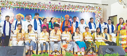 ದೊಡ್ಡಬಳ್ಳಾಪುರದಲ್ಲಿ ಛಲವಾದಿ ಮಹಾಸಭಾದಿಂದ ವಿದ್ಯಾರ್ಥಿಗಳಿಗೆ ಪ್ರತಿಭಾ ಪುರಸ್ಕಾರ ವಿತರಿಸಲಾಯಿತು. ಚಿತ್ರದುರ್ಗ ಪೀಠದ ಶ್ರೀಬಸವನಾಗಿದೇವ ಸ್ವಾಮೀಜಿ, ಸಮುದಾಯದ ವಾಣಿ ಕೆ. ಶಿವರಾಂ, ಎಂ. ವೆಂಕಟಸ್ವಾಮಿ, ರಮೇಶ್​, ತಿಮ್ಮರಾಯಪ್ಪ ಡಿ., ಗೂಳ್ಯ ಹನುಮಣ್ಣ, ಮರಿಯಪ್ಪ, ಮುನಿರಾಜುಗೌಡ, ಜಗದೀಶ್​, ಅನಿಲ್​, ರಾಜು ಸಣ್ಣಕ್ಕಿ, ಮಲ್ಲರಾಜು, ಚಂದ್ರಪ್ಪ ಇದ್ದರು.