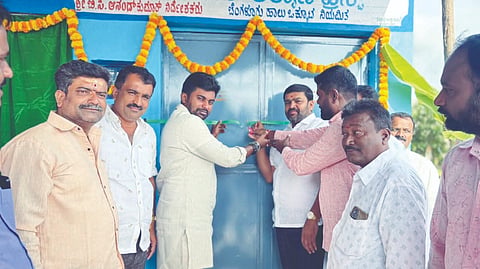 ದೊಡ್ಡಬಳ್ಳಾಪುರ ಜಾಲಗೆರೆ ಡೇರಿಯಲ್ಲಿ ಬಮುಲ್​ನಿಂದ ನಿರ್ಮಿಸಲಾದ ಶುದ್ಧ ಕುಡಿಯುವ ನೀರಿನ ಟಕವನ್ನು ಶಾಸಕ ಧೀರಜ್​ ಮುನಿರಾಜು ಉದ್ಘಾಟಿಸಿದರು. ಬಮುಲ್​ ನಿರ್ದೇಶಕ ಬಿ.ಸಿ.ಆನಂದ್​, ಡೇರಿ ಅಧ್ಯಕ್ಷ ರುರಾಂ, ಉಪಾಧ್ಯಕ್ಷ ಮುನಿವೆಂಕಟನಾಯ್ಡು, ಗ್ರಾಮಸ್ಥರು ಉಪಸ್ಥಿತರಿದ್ದರು.