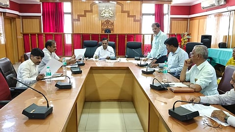 ಜಿಲ್ಲಾಡಳಿತ ಭವನದಲ್ಲಿ ಸುಂಕ ಸಂಗ್ರಹಣಾ ಮೇಲ್ವಿಚಾರಣಾ ಸಮಿತಿ ಸಭೆ ಜರುಗಿತು. ದುರಗೇಶ ಕೆ.ಆರ್​, ಶ್ರೀಶೈಲ ಸೋಮನಕಟ್ಟಿ, ಎ. ಎ. ಕಂಬಾಳಿಮಠ,  ಬಸನಗೌಡ ಕೋಟೂರ ಇತರರು ಇದ್ದರು.