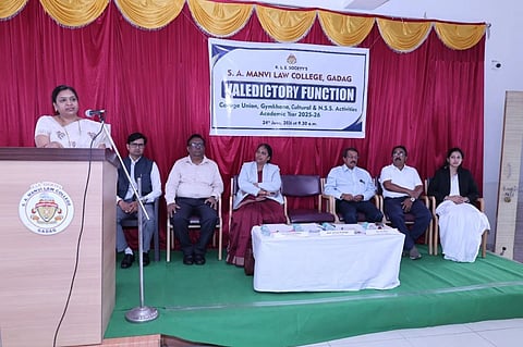   ಗದಗ ಎಸ್​.ಎ. ಮಾನ್ವಿ ಕಾನೂನು ವಿದ್ಯಾಲಯದಲ್ಲಿ ಹಮ್ಮಿಕೊಂಡಿದ್ದ ವಿದ್ಯಾಥಿರ್ಗಳ ಬಿಳ್ಕೊಡುಗೆ ಸಮಾರಂಭದಲ್ಲಿ ಸವಿತಾ ಶಗ್ಲಿ ಮಾತನಾಡಿದರು. ಬಿ. ಜಿ. ಶೆಲ್ಲಿಕೇರಿ, ಡಾ. ಸಂಜೀವ ಹುಲ್ಲೂರು, ಡಾ. ವಿಜಯ ಮುರದಂಡೆ, ಡಾ. ಜ್ಯೋತಿ ಸಿ.ವಿ., ಡಾ. ಶ್ರೀನಿವಾಸ ಪಾಲಕೊಂಡ, ಡಾ. ಸಿ. ಬಿ. ರಣಗಟ್ಟಿಮಠ ಸೇರಿದಂತೆ ವಿದ್ಯಾಥಿರ್ಗಳು ಇದ್ದರು.