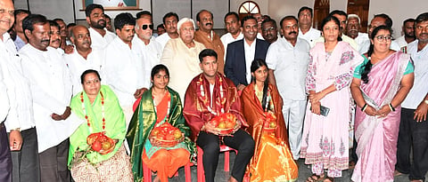   ಗದಗ ಕಾಟನ್​ ಸೇಲ್​ ಸೊಸೈಟಿ ಆವರಣದಲ್ಲಿ ಎಸೆಸೆಲ್ಸಿ ಸಾಧಕರನ್ನು ಸನ್ಮಾನಿಸಲಾಯಿತು. ಸಚಿವ ಎಚ್​.ಕೆ. ಪಾಟೀಲ, ಡಾ. ದುರಗೇಶ  ಕೆ. ಆರ್​., ಆರ್​. ಎಸ್​. ಬುರಡಿ, ಶರಣು ಗೊಗೇರಿ, ವಿ.ವಿ. ನಡುವಿನಮನಿ ಇತರರು ಇದ್ದರು.