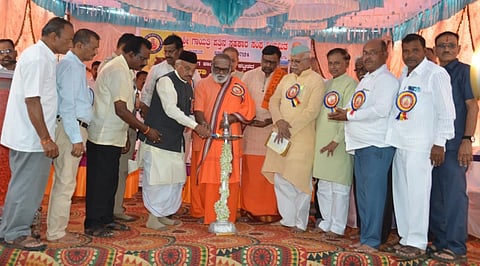 ಬೆಟಗೇರಿಯಲ್ಲಿ ಶ್ರೀಗಾತ್ರಿದೇವಿ ಸಹಕಾರ ಸಂದ ನೂತನ ಶಾಖೆಯನ್ನು ಡಿ.ಆರ್​. ಪಾಟೀಲ ಉದ್ಘಾಟಿಸಿದರು. ಎಸ್​.ವಿ. ಸಂಕನೂರು, ಎಸ್​.ಜಿ. ನಂಜಯ್ಯನಮಠ, ರವೀಂದ್ರ ಕಲಬುಗಿರ್, ನಾಲ್ವಡಿ ನೀಲಕಂಠ ಪಟ್ಟದಾರ್ಯ ಮಹಾಸ್ವಾಮಿಗಳು, ರುದ್ರಮುನಿ ಶಿವಾಚಾರ್ಯರು, ಗುರಣ್ಣ ಬಳಗಾನೂರ, ರಾವೇಂದ್ರ ಯಳವತ್ತಿ, ಶಕುಂತಲಾ ಅಕ್ಕಿ ಇತರರು ಇದ್ದರು.