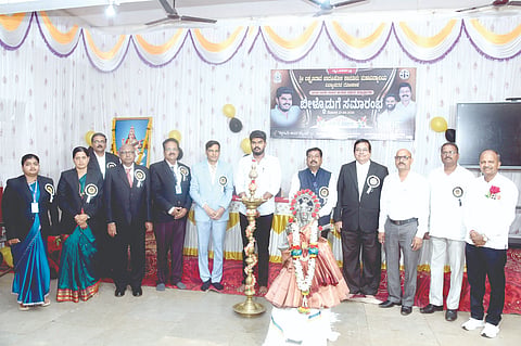 ಗೋಕಾಕ ಶ್ರೀ ಲಕ್ಷ್ಮಣರಾವ್ ಜಾರಕಿಹೊಳಿ ಕಾನೂನು ಮಹಾವಿದ್ಯಾಲಯದಲ್ಲಿ ಹಮ್ಮಿಕೊಂಡಿದ್ದ ಅಂತಿಮ ವರ್ಷದ ವಿದ್ಯಾರ್ಥಿಗಳ ಬೀಳ್ಕೊಡುಗೆ ಸಮಾರಂಭದಲ್ಲಿ ಮಹಾದೇವ ಖಾನಟ್ಟಿ, ಸನತ ಜಾರಕಿಹೊಳಿ ಇತರರಿದ್ದರು.