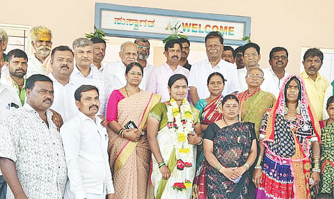 ಗುತ್ತಲದ ಪಪಂ (Guttal Town Panchayat)ನೂತನ ಅಧ್ಯಕ್ಷೆಯಾಗಿ ಆಯ್ಕೆಯಾದ ಕಾಂಗ್ರೆಸ್​ನ ದೀಪಾ ಭರಡಿ ಅವರನ್ನು ಸನ್ಮಾನಿಸಲಾಯಿತು.  ಶಾಸಕ ರುದ್ರಪ್ಪ ಲಮಾಣಿ, ಎಸ್​ಎ್​ಎನ್​ ಗಾಜೀಗೌಡ್ರ, ಎಂ.ಎಂ . ಮೈದೂರ, ಸಿ.ಬಿ. ಕುರವತ್ತಿಗೌಡರ, ಶಹಜಾನಸಾಬ್​ ಅಗಡಿ ಇದ್ದರು.