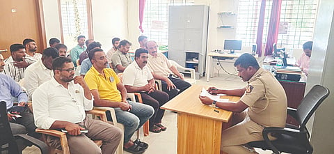 ಅಂತರಸಂತೆ ಪೊಲೀಸ್ ಠಾಣೆಯಲ್ಲಿ ರೆಸಾರ್ಟ್ ಹಾಗೂ ಹೋಂಸ್ಟೇ ಮಾಲೀಕರು, ವ್ಯವಸ್ಥಾಪಕರೊಂದಿಗೆ ಸಬ್‌ಇನ್‌ಸ್ಪೆಪೆಕ್ಟರ್ ಚಂದ್ರ ಹಾಸನ್ ಸಭೆ ನಡೆಸಿದರು. 