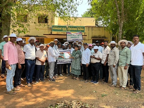 ಎಚ್.ಡಿ.ಕೋಟೆ ಪಟ್ಟಣದ ಕೃಷಿ ಅಧಿಕಾರಿಗಳ ಕಚೇರಿ ಆವರಣದಲ್ಲಿ ವಿವಿಧ ಬೇಡಿಕೆಗಳನ್ನು ಈಡೇರಿಸುವಂತೆ ಒತ್ತಾಯಿಸಿ ಎಚ್.ಡಿ.ಕೋಟೆ ಮತ್ತು ಸರಗೂರು ತಾಲೂಕು ಬಿತ್ತನೆ ಬೀಜ, ರಸಗೊಬ್ಬರ ಹಾಗೂ ಕೀಟನಾಶಕಗಳ ಮಾರಾಟಗಾರರ ಸಂಘದಿಂದ ಕೃಷಿ ಅಧಿಕಾರಿಗಳಿಗೆ ಮನವಿ ಪತ್ರ ಸಲ್ಲಿಸಲಾಯಿತು. ಲಕ್ಷ್ಮೀ ನರಸಿಂಹ, ಚಂದ್ರಶೇಖರ್ ಆರಾಧ್ಯ,  ಮಾದಾಪುರ ನಾಗೇಂದ್ರ, ಅಶೋಕ್ ಇತರರು ಇದ್ದರು.