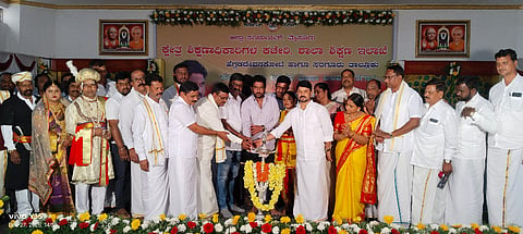 ಎಚ್.ಡಿ.ಕೋಟೆ ಪಟ್ಟಣದ ಬಿಜಿಎಸ್ ಭವನದಲ್ಲಿ ಕ್ಷೇತ್ರ ಶಿಕ್ಷಣಾಧಿಕಾರಿ ಕಚೇರಿ, ಶಾಲಾ ಶಿಕ್ಷಣ ಇಲಾಖೆ ವತಿಯಿಂದ ಹಮ್ಮಿಕೊಂಡಿದ್ದ ಕನ್ನಡ ಭಾಷ ಶಿಕ್ಷಕರ ಭಾಷಾ ಬಲವರ್ಧನೆಗಾಗಿ ಶಿಕ್ಷಕರ ಕನ್ನಡ ಹಬ್ಬ ಕಾರ್ಯಕ್ರಮವನ್ನು ಶಾಸಕ ಅನಿಲ್ ಚಿಕ್ಕಮಾದು ಉದ್ಘಾಟಿಸಿದರು.