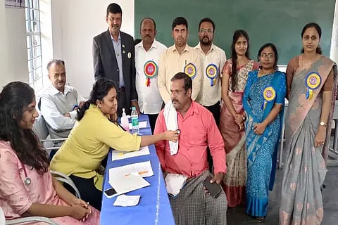 ಹೊಳೆಹೊನ್ನೂರಿನ ವಿವೇಕಾನಂದ ಲಯನ್ಸ್ ವಿದ್ಯಾವರ್ಧಕ ಟ್ರಸ್ಟ್ ಶಾಲೆ ಹಾಗೂ ಕಾಲೇಜಿನ ವಿದ್ಯಾರ್ಥಿಗಳು ಹಾಗೂ ಪಾಲಕರಿಗೆ ಆಯೋಜಿಸಿದ್ದ ಆರೋಗ್ಯ ತಪಾಸಣಾ ಶಿಬಿರದಲ್ಲಿ ಎಸ್.ರಂಗನಾಥಯ್ಯ, ದ್ಯಾಮಪ್ಪ, ಡಾ. ಯು.ವಿಜಯ ಶೆಟ್ಟಿ ಇತರರಿದ್ದರು.