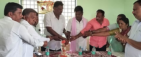 ಹಮ್ಮಿಕೊಂಡಿದ್ದ ಸುದ್ದಿಗೋಷ್ಠಿಯಲ್ಲಿ ಶಾಸಕ ಸಿ.ಬಿ.ಸುರೇಶ್​ಬಾಬು, ತಾಲೂಕು ಅಧ್ಯಕ್ಷ ಆರ್​.ರಾಮಚಂದ್ರಯ್ಯ, ಜಿಪಂ ಮಾಜಿ ಸದಸ್ಯೆ ಮಂಜಮ್ಮ, ಲೋಹಿತಾಬಾಯಿ ಇದ್ದರು. 