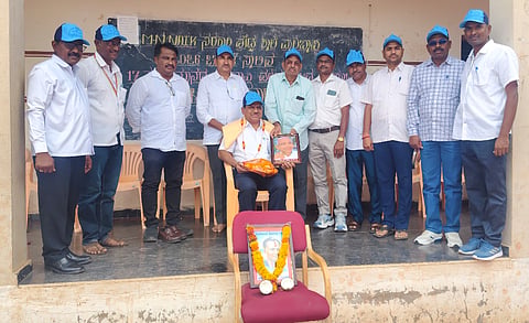ಪಾಲಭಾಂವಿಯಲ್ಲಿ ಹಮ್ಮಿಕೊಂಡಿದ್ದ ವಲಯ ಮಟ್ಟದ ಕ್ರೀಡಾಕೂಟದಲ್ಲಿ ರಾಯಬಾಗ ದೈಹಿಕ ಶಿಕ್ಷಣ ಪರಿವೀಕ್ಷಕ ಮಹಾವೀರ ಜೀರಗ್ಯಾಳ ಅವರನ್ನು ಸನ್ಮಾನಿಸಲಾಯಿತು. ಎ.ಜಿ.ಬಾದಾಮಿ, ಬಸವರಾಜ ಅಂದಾನಿ, ಅಣ್ಣಾಸಾಬಗೌಡ ನಾಯಿಕ ಪಾಟೀಲ, ಮಹಾಂತೇಶ ಬಡಿಗೇರ ಇತರರಿದ್ದರು.