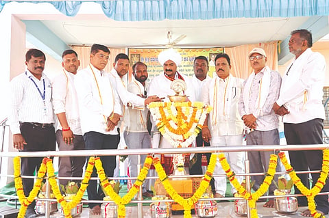 ಹಾರೂಗೇರಿ ವಿಠ್ಠಲ-ರುಕ್ಮಿಣಿ ದೇವಸ್ಥಾನದಲ್ಲಿ ಹಮ್ಮಿಕೊಂಡಿದ್ದ ಸಾಮೂಹಿಕ ಶ್ರೀ ಸತ್ಯನಾರಾಯಣ ಪೂಜೆ ಹಾಗೂ ಧಾರ್ಮಿಕ ಸಭಾ ಕಾರ್ಯಕ್ರಮಕ್ಕೆ ಸಿದ್ಧೇಶ್ವರ ಸ್ವಾಮೀಜಿ, ವಸಂತ ಲಾಳಿ ಚಾಲನೆ ನೀಡಿದರು. ಹನಮಂತ ಯಲಶೆಟ್ಟಿ, ನಾರಾಯಣ, ಮಾರುತಿ ಧರ್ಮಟ್ಟಿ, ಸಹದೇವ ಲಾಳಿ ಇತರರಿದ್ದರು.