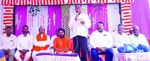 ಗಂದಿಗವಾಡದಲ್ಲಿ ಹಮ್ಮಿಕೊಂಡಿದ್ದ ಸಾಮೂಹಿಕ ವಿವಾಹ ಕಾರ್ಯಕ್ರಮದಲ್ಲಿ ಶಾಸಕ ವಿಠ್ಠಲ ಹಲಗೇಕರ ಮಾತನಾಡಿದರು. ಚನ್ನಬಸವದೇವರು, ಮೃತ್ಯುಂಜಯಸ್ವಾಮಿ ಹಿರೇಮಠ, ಬಸವರಾಜ ಸಾಣಿಕೊಪ್ಪ, ಮಲ್ಲಪ್ಪ ಮಾರಿಹಾಳ ಇತರರಿದ್ದರು. 