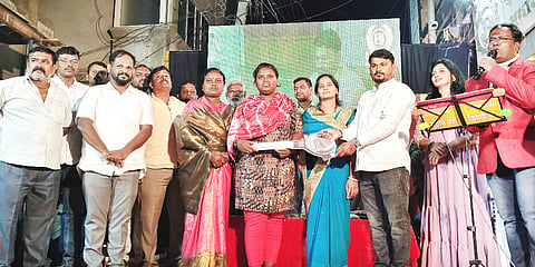 ಕಾಗವಾಡದ ಭವಾನಿ ಜುವೆಲರ್ಸ್ ಏರ್ಪಡಿಸಿದ್ದ ಲಕ್ಕಿ ಡ್ರಾ ವಿಜೇತರಾದ ಪ್ರೀತಿ ರತ್ನಪ್ಪಗೋಳ ಅವರಿಗೆ ದ್ವಿಚಕ್ರವಾಹನ ಹಸ್ತಾಂತರಿಸಲಾಯಿತು. ಜ್ಯೋತಿಕುಮಾರ ಪಾಟೀಲ, ಸೌರಭ ಪಾಟೀಲ, ರಮೇಶ ಚೌಗುಲಾ, ಸಂಜಯ ಶಿಂಧೆ, ಸೂರಜ ಶಿಂಧೆ ಇತರರಿದ್ದರು.