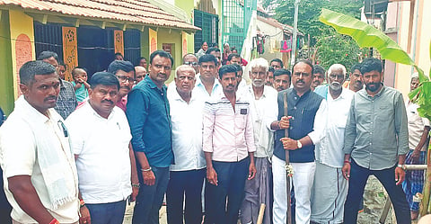 ಮಠದದೊಡ್ಡಿ ಹಾಗೂ ಮಡೇನಹಳ್ಳಿ ಗ್ರಾಮಗಳಲ್ಲಿ ಲೋಕೋಪಯೋಗಿ ಇಲಾಖೆಯ ವತಿಯಿಂದ ಸುಮಾರು 60 ಲಕ್ಷ ವೆಚ್ಚದಲ್ಲಿ ರಸ್ತೆ ಮತ್ತು ಚರಂಡಿ ಅಭಿವೃದ್ಧಿ ಕಾಮಗಾರಿಗೆ ಶಾಸಕ ಕದಲೂರು ಉದಯ್ ಭೂಮಿ ಪೂಜೆ ನೆರವೇರಿಸಿದರು. ಎ.ಎಸ್.ರಾಜೀವ್, ಜೋಗಿಗೌಡ, ಸಂದರ್ಶ ಇತರರು ಇದ್ದರು. 