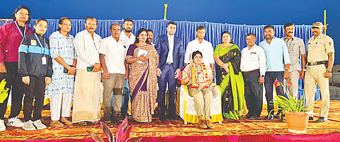 ಕೆ.ಎಂ.ದೊಡ್ಡಿಯ ಭಾರತೀ ಸ್ಕೂಲ್ ಆಫ್ ಎಕ್ಸಲೆನ್ಸ್‌ನ  ವತಿಯಿಂದ ಭಾರತೀ ಕಾಲೇಜು  ಕ್ರೀಡಾಂಗಣದಲ್ಲಿ ಆಯೋಜಿಸಿದ್ದ ಭಾರತೀ ಫೆಸ್ಟೋರಿಯಾ-2026 ವಾರ್ಷಿಕೋತ್ಸವ ಮತ್ತು ಕ್ರೀಡೋತ್ಸವದಲ್ಲಿ ಎಸ್‌ಪಿ ಡಾ. ವಿ.ಜಿ.ಶೋಭಾರಾಣಿ ಅವರನ್ನು ಅಭಿನಂದಿಸಲಾಯಿತು.