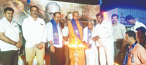  ಮಣಿಗೆರೆ ಗ್ರಾಮದಲ್ಲಿ ಜೈಭೀಮ್ ಬಾಯ್ಸ ವತಿಯಿಂದ ಡಾ.ಬಿ.ಆರ್.ಅಂಬೇಡ್ಕರ್ ಅವರ 135ನೇ ಜಯಂತಿಯನ್ನು ಶಾಸಕ ಕದಲೂರು ಉದಯ್ ಉದ್ಘಾಟಿಸಿದರು.