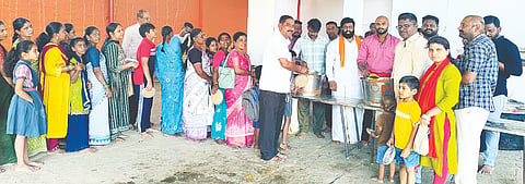ಶ್ರೀರಾಮನವಮಿ ಅಂಗವಾಗಿ ಕೂಡ್ಲಿಗಿ ಶ್ರೀ ಕೊತ್ತಲ ಆಂಜನೇಯ ಸ್ವಾಮಿ ದೇವಸ್ಥಾನದಲ್ಲಿ ಭಕ್ತರಿಗೆ ಪಾನಕ, ಕೋಸಂಬರಿ ಹಾಗೂ ಪ್ರಸಾದ ವ್ಯವಸ್ಥೆ ಮಾಡಲಾಗಿತ್ತು. 