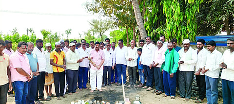 ಜಾಗನೂರ ಗ್ರಾಮದ ರಸ್ತೆ ಸುಧಾರಣೆ ಕಾಮಗಾರಿಗೆ ಶಾಸಕ ದುರ್ಯೋಧನ ಐಹೊಳೆ ಚಾಲನೆ ನೀಡಿದರು. ಸದಾಶಿವ ಘೋರ್ಪಡೆ, ಸೀತಾರಾಮ ಕುಲಕರ್ಣಿ, ಸುರೇಶ ಬೆಲ್ಲದ ಇತರರಿದ್ದರು.