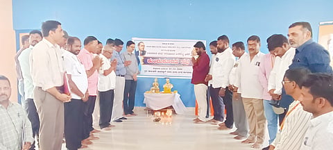 ಕಾಗವಾಡ ಅಂಬೇಡ್ಕರ್ ಸಭಾಭವನದಲ್ಲಿ ಹಮ್ಮಿಕೊಂಡಿದ್ದ ಪಜಾ, ಪಪಂ ಕುಂದು ಕೊರತೆ ಸಭೆಯಲ್ಲಿ ರವೀಂದ್ರ ಹಾದಿಮನಿ, ರಮೇಶ ನಾಯಿಕ, ಪ್ರಕಾಶ ದೊಂಡಾರೆ, ಪರುಶುರಾಮ ಪತ್ತಾರ, ಸಂಜಯ ತಳವಲ್ಕರ ಇತರರಿದ್ದರು.
